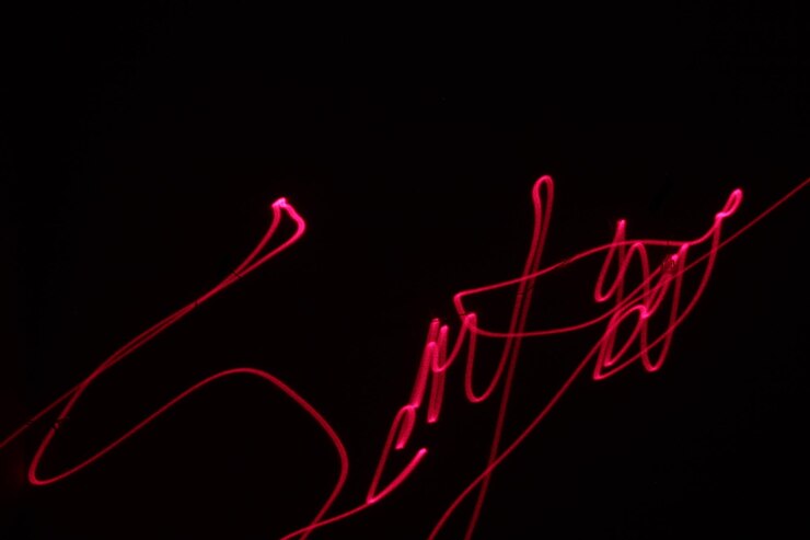 Photo un panneau au néon qui dit que l'amour est éclairé en rouge