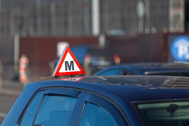 Panneau d'auto-école utilisé en Lettonie