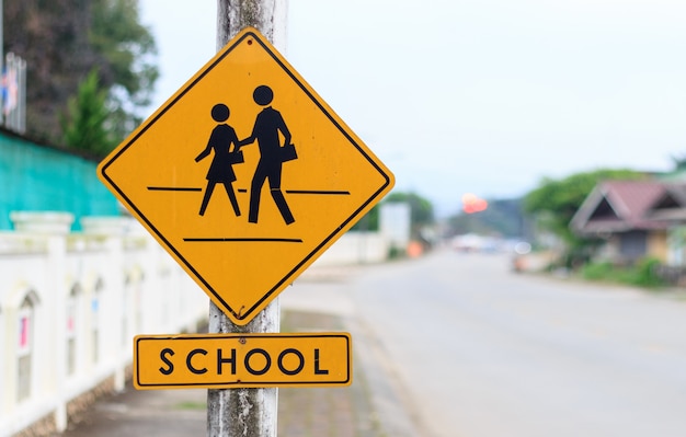 Panneau d&#39;avertissement école CloseUp avec flou artistique et plus de lumière en arrière-plan