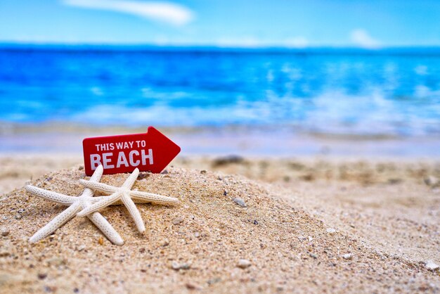 Photo un panneau d'avertissement sur la plage contre le ciel