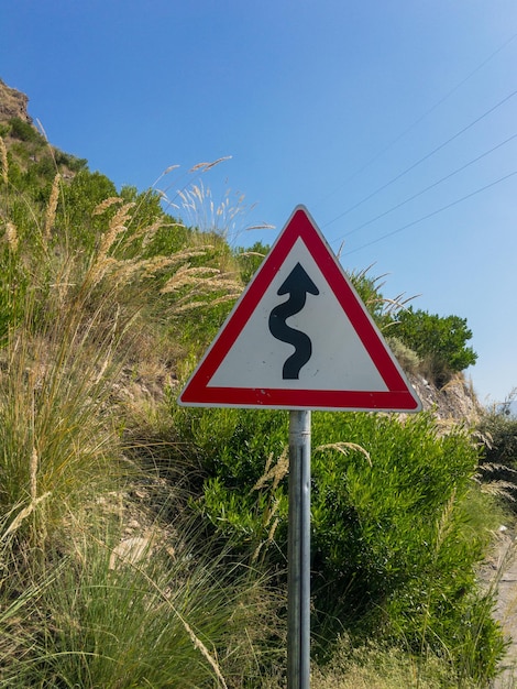 Panneau d'avertissement de route en zigzag