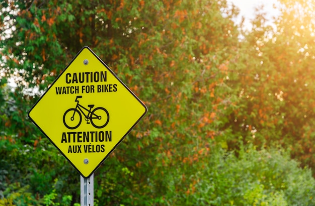 Panneau d&#39;avertissement de vélo dans le parc