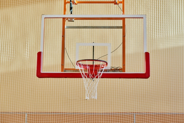 Panneau de basket-ball dans la salle de gym