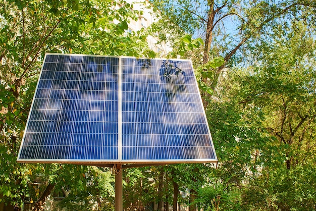 Panneau de batterie solaire en été au Kazakhstan parmi les arbres, gros plan sur l'énergie électrique verte