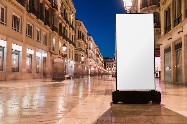 Panneau blanc blanc sur la rue de la ville