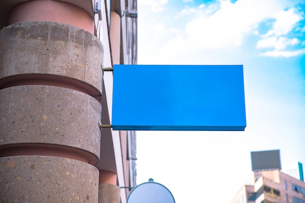 Panneau bleu dans l'immeuble de la ruexA