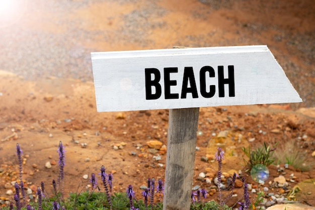 Photo panneau en bois blanc avec le mot plage