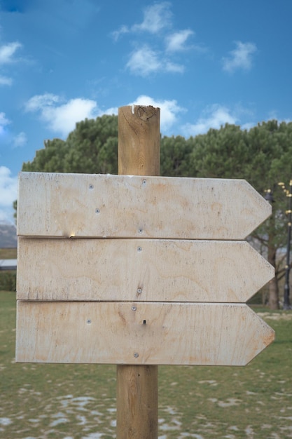 panneau en bois dans un parc avec concept d'espace de copie