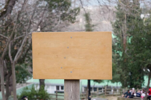 panneau en bois dans le parc avec concept d'espace de copie