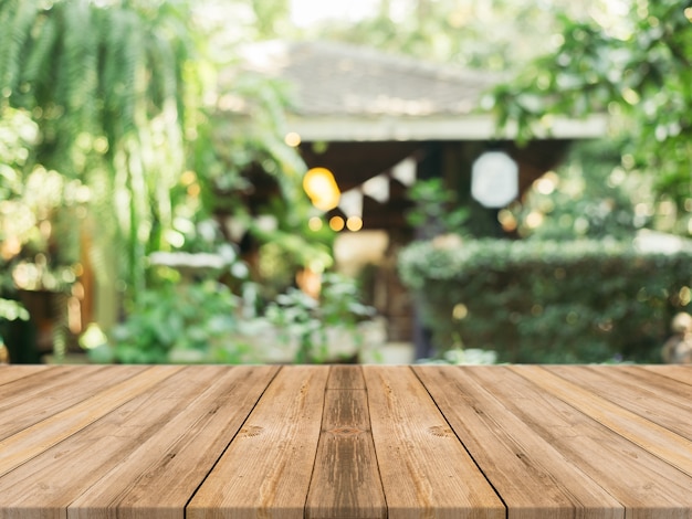 Panneau De Bois Table Vide Devant Un Fond Flou. La Perspective Du Bois Brun Sur Le Flou Dans Le Café - Peut être Utilisée Pour L'affichage Ou Le Montage De Vos Produits. Prévoyez L'affichage Du Produit.