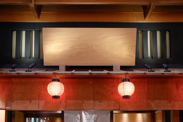 Panneau en bois vide sur les avant-toits avec décoration de lanterne rouge sur un mur en bois