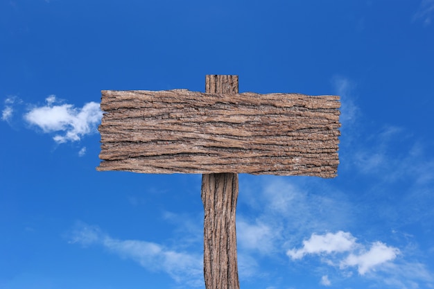 Panneau en bois vide sur fond de ciel bleu pour la conception dans votre concept de travail.