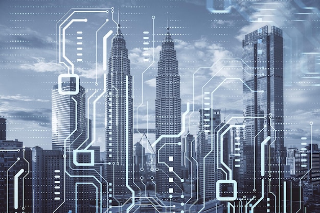 Panneau de carte de circuit imprimé de capteur de haute technologie Technologie et concept de communication numérique sur fond de ville floue Double exposition
