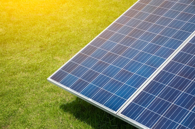 Panneau de cellules solaires produisant de l'électricité à l'aide de l'énergie solaire Concept d'énergie renouvelable