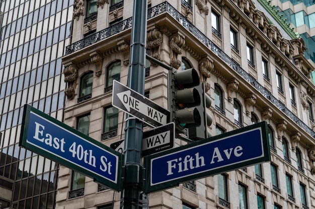 Photo le panneau de la cinquième avenue de la 40e rue est de new york.