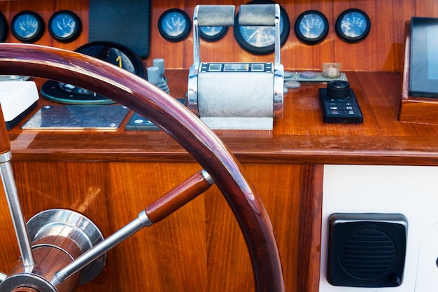 Photo panneau de commande du yacht à moteur leviers de vitesse au volant jauges compteurs de vitesse et boutons de commande