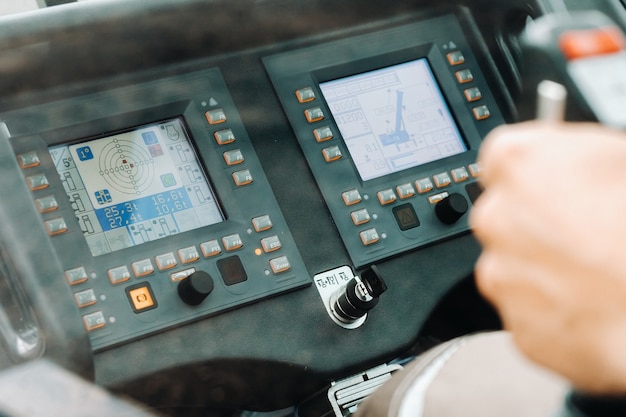 Panneau de commande de grue dans la cabine du conducteur d'une grue de voiture