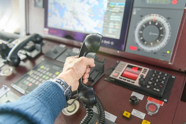 Photo panneau de commande de navigation et radio vhf à main communication radio en mer travail sur le navire