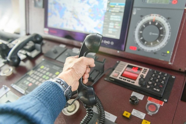 Panneau de commande de navigation et radio VHF à main Communication radio en mer Travail sur le navire