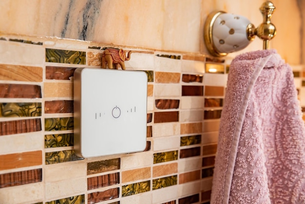 Photo panneau de commande smart home dans la salle de bain