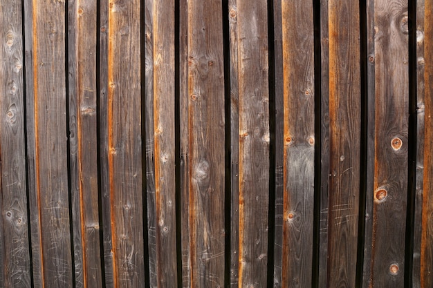 Panneau décoratif à partir de planches de bois sur un mur de la maison