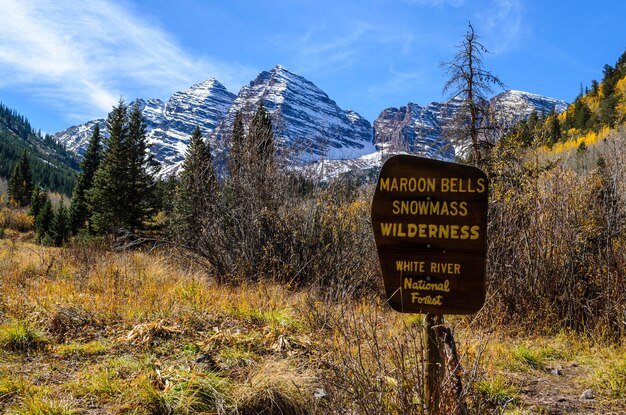 Le panneau de désert de Maroon Bells Snowmass à Aspen, aux États-Unis