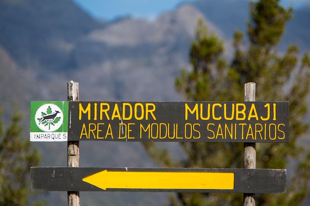 Panneau directionnel vers le Mirador Mucubaji à Mérida Venezuela