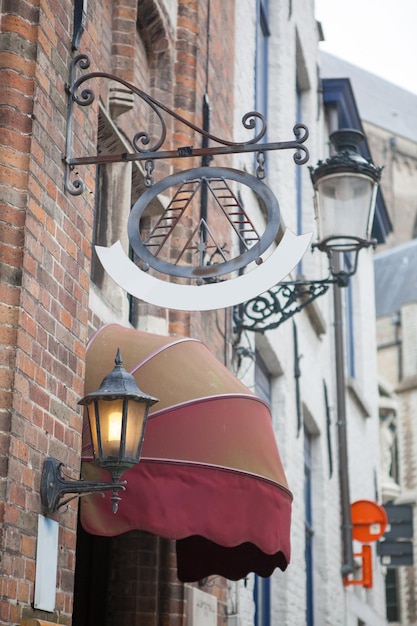 Panneau disant hôtel dans une rue de Bruges en Belgique