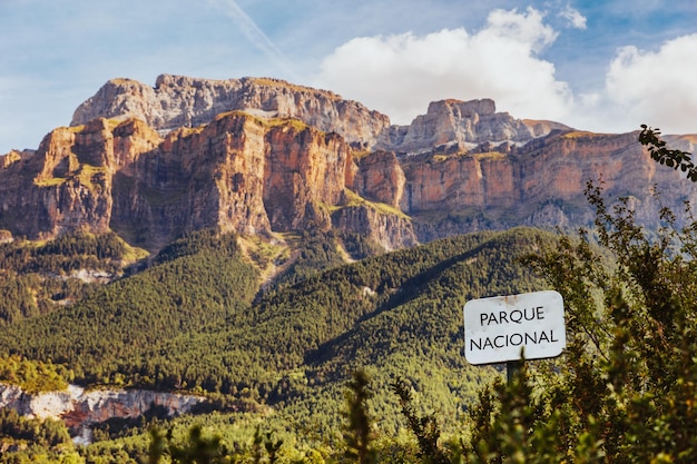 Le panneau du parc national d'Ordesa avec les montagnes et l'environnement naturel derrière le parc national d'Ordesa y Monte Perdido est au cœur des Pyrénées et d'une zone naturelle protégée en Europe