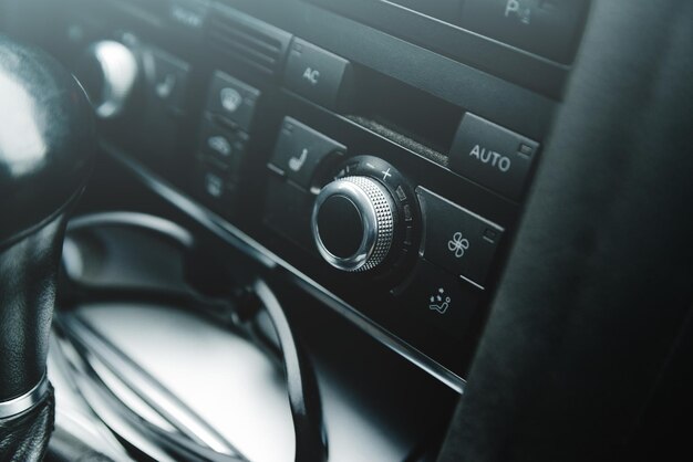 Panneau du système de climatisation de la voiture sur la console