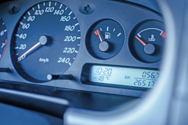 Le panneau électronique de la voiture montre une température basse dans la rue un fort gel