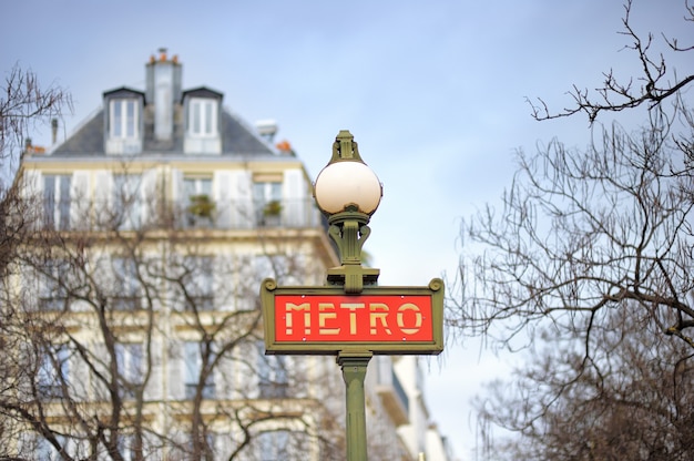 Photo un panneau à l'entrée du métro parisien avec la rue en arrière-plan