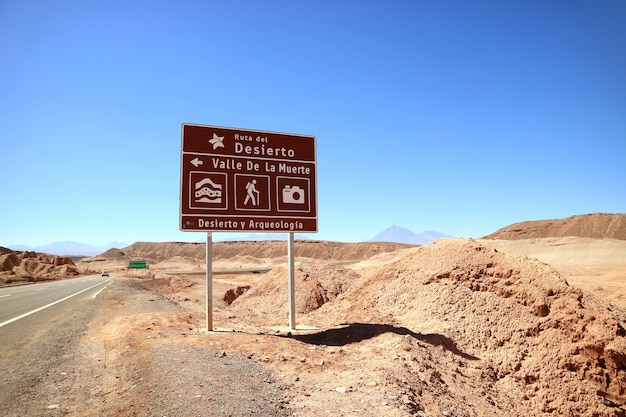 Panneau en espagnol sur la route du désert d'Atacama dans le nord du Chili