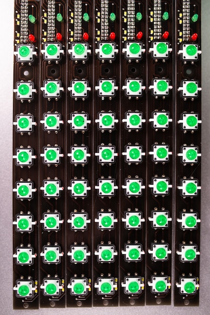 Un panneau d'indicateurs lumineux à LED est en cours de production