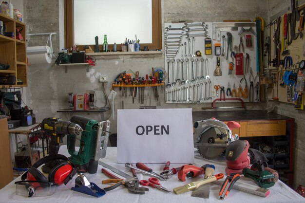 Photo un panneau indiquant ouvert est posé sur une table avec d'autres outils.