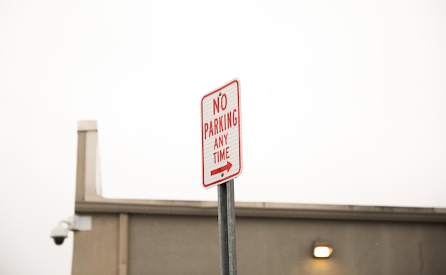 Un panneau indiquant qu'il n'y a pas de stationnement et de temps dessus