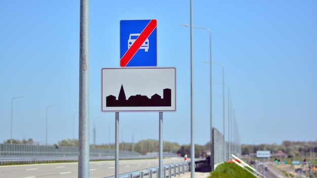 un panneau indiquant « stationnement interdit » se trouve sur le bord de la route.