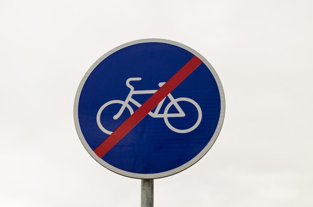 Le panneau indique la fin de la piste cyclable.
