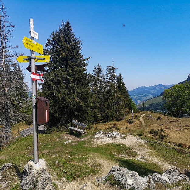 Photo le panneau d'information dans le kaisergebirge