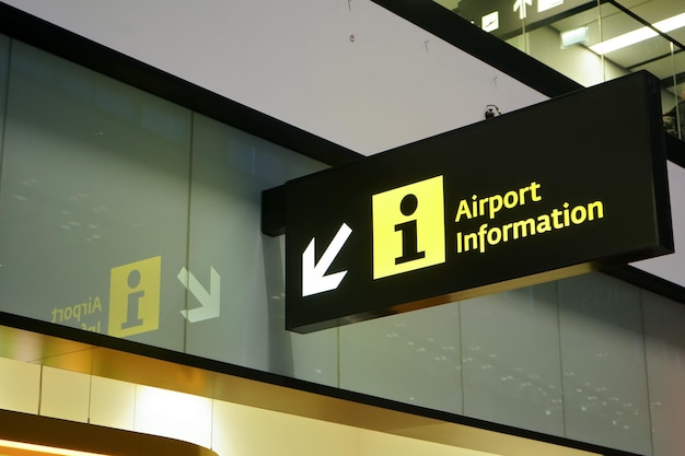 Panneau d'information lumineux sur l'aéroport avec flèche pointant vers le détail en gros plan sur le côté