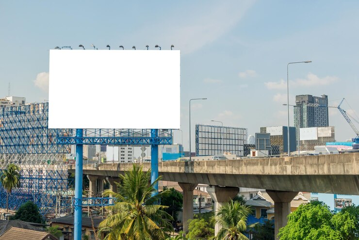 Photo panneau d'information sur le pont contre le ciel