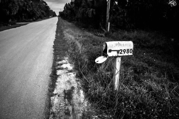 Le panneau d'information sur la route