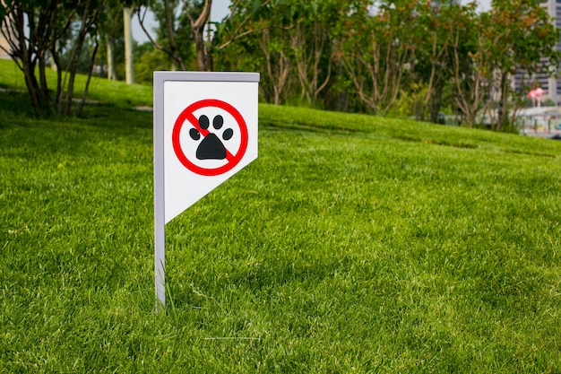 Panneau interdisant que vous ne pouvez pas marcher avec un chien. Les animaux de compagnie ne sont pas autorises