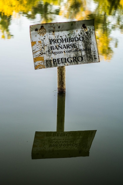 Photo un panneau interdit réfléchissant dans le lac