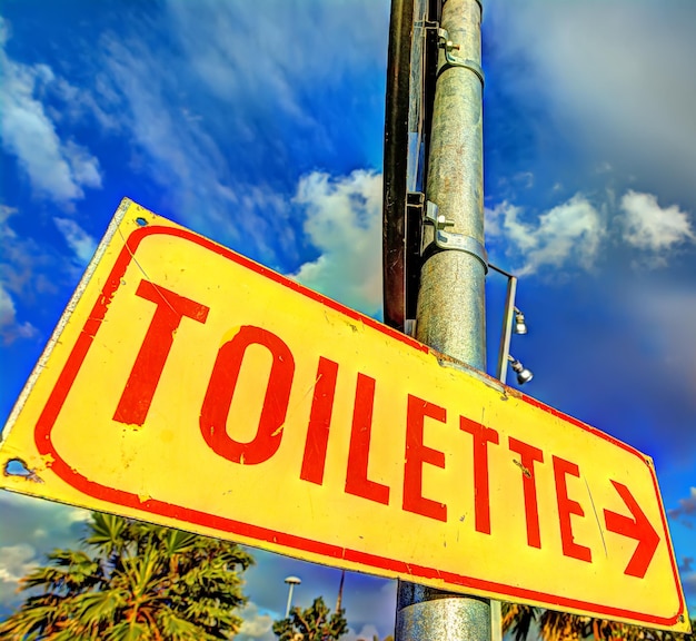 Panneau jaune avec écriture de toilette