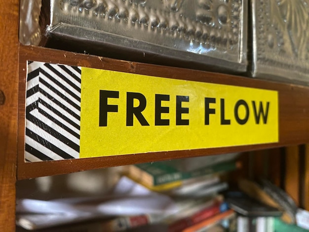 Un panneau jaune qui dit des fleurs gratuites dessus