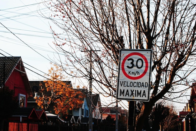 Photo panneau de limitation de vitesse en ville