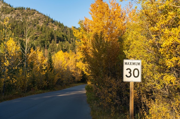 Panneau de limite de vitesse maximale de 30 km sur la route des lacs Vermilion en saison de feuillage d'automne journée ensoleillée