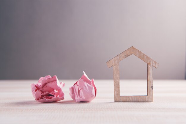 Panneau de maison en bois avec papier