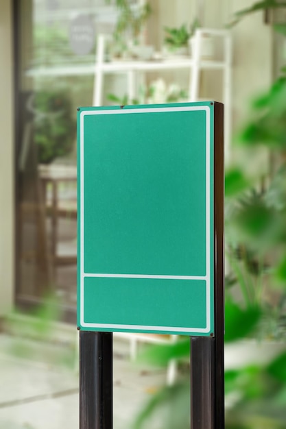 Un panneau métallique vert vide dans un espace public
